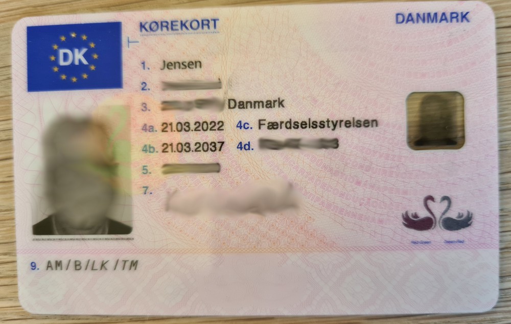 Affotografering af et dansk kørekort med personoplysningerne skjult.